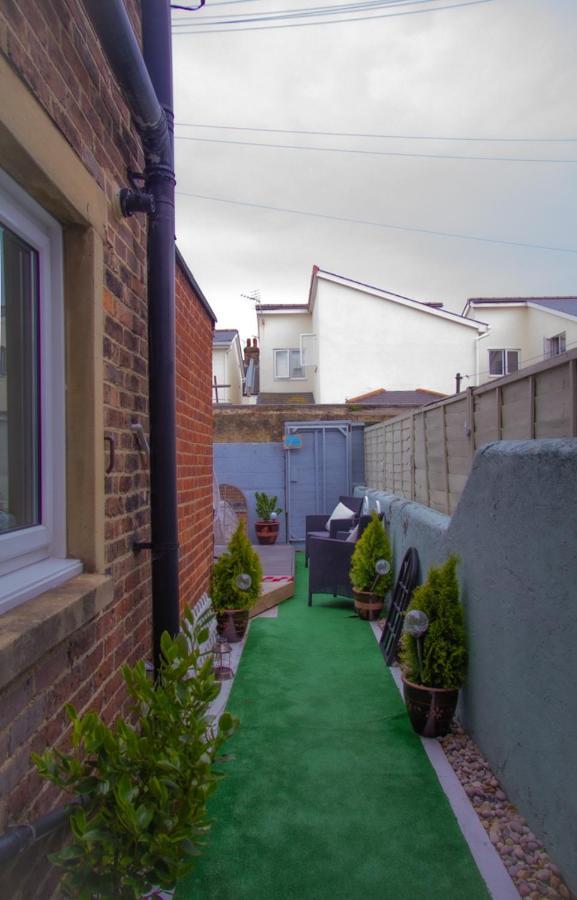 Вилла Beautiful Victorian Terraced House Истбурн Экстерьер фото